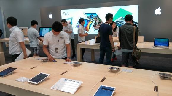 이마트 죽전점 ‘애플샵 1호점’ 전경. 애플스토어와 동일한 나무 탁자가 비치됐다(사진: 정의식 기자)