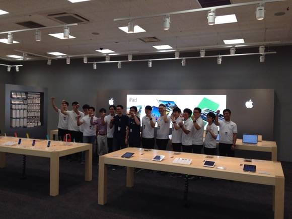 파이팅 포즈를 위하고 있는 애플샵 근무자들(사진 제공: 이마트)