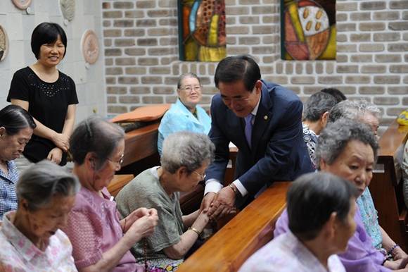 수원시의회 김진우 의장이 3일 노인양로시설인 '아네스의 집'을 방문하고 노인 한분 한분 인사를 건네며 따스함을 전하고 있다.(사진=수원시의회 제공)