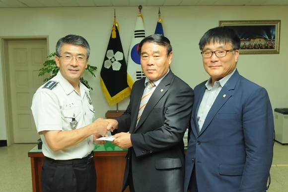 이재식 수원시의회 부의장이 3일 수원중부경찰서를 방문해 경찰관들의 노고에 감사의 말을 전하며 악수 하고 있다.(사진=수원시의회 제공)