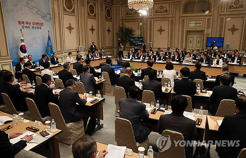 3일 오후 청와대에서 제2차 규제개혁장관회의 및 민관합동 규제개혁점검회의가 열리고 있다(사진: 연합뉴스)