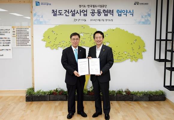 3일 오전 경기도지사 집무실에서 열린 "경기도-한국철도시설공단 철도건설사업 공동협력 협약식"에서 남경필 경기도지사가 강영일 한국철도시설공단 이사장과 협약서에 서명을 하고 기념촬영을 하고 있다.(사진=경기도 제공)