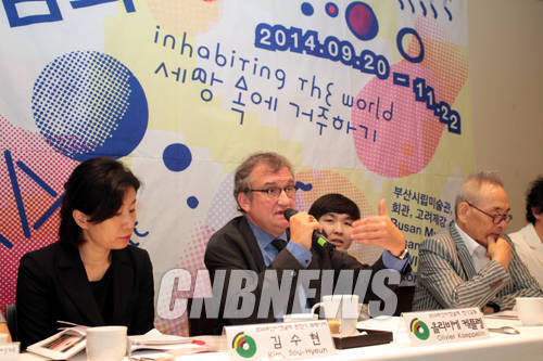 8월 26일 낮 서울 정동 달개비에서 2014부산비엔날레 설명회가 열렸다. 이날 함께한 전시감독 올리비에 케플렝이 전시 주제 '세상 속에 거주하기'를 설명하고 있다.(사진=왕진오 기자)