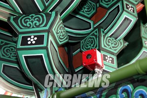 '숭례문에 설치된 불꽃감지기'.(사진=왕진오 기자)