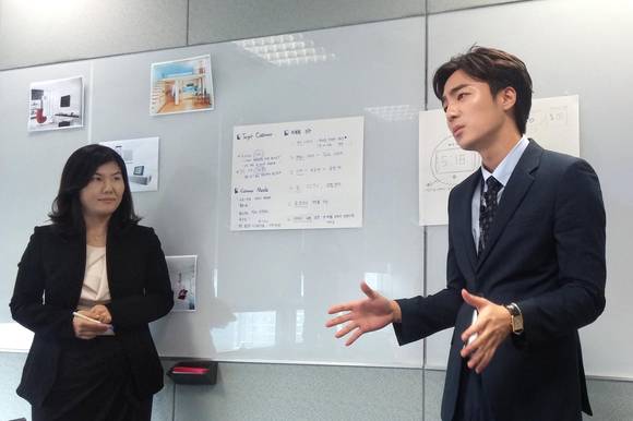 신입사원으로 입사한 가수 로이킴(오른쪽)이 팀원들 앞에서 발표하고 있다(사진 제공: LG유플러스)