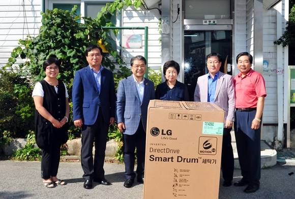 이재정 경기도교육감이 바쁜 일정에도 동광원 등 5개 사회복지시설을 방문해 사랑의 온정을 나눴다.(사진=경기도교육청 제공)