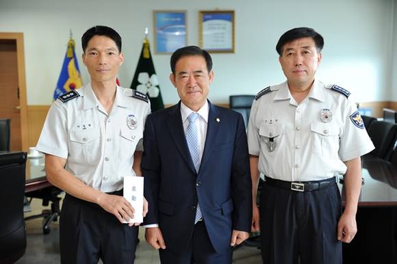 김진우 수원시의회 의장이 수원 서부경찰서를 방문해 경찰관들의 노고를 치하하며 시민 안전에 최선을 다해줄것을 당부했다.(사진=수원시의회 제공)