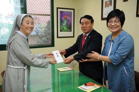 이재식 부의장과 박순영 기획경제위원장이 장애인 복지시설을 방문해 위로하며 나눔 활동을 이어갔다.