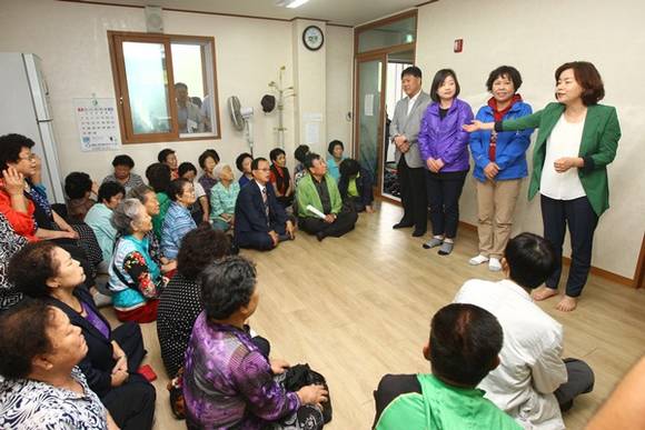 경기도의회 강득구 의장 등 경기도의회 대표단이 한센인 정착촌을 방문해 마을 주민들을 위로하며 의견을 청취 하고 있다.(사진=경기도의회 제공)