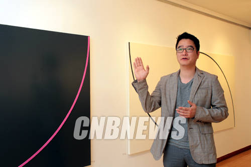 5일 오후 서울 통의동 진화랑에서 '90도의 철학'전 설명회가 열렸다. 이날 함께한 이종철 작가가 자신의 전시출품작에 대해 설명하고 있다.(사진=왕진오 기자)