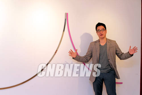 5일 오후 서울 통의동 진화랑에서 '90도의 철학'전 설명회가 열렸다. 이날 함께한 이종철 작가가 자신의 전시출품작에 대해 설명하고 있다.(사진=왕진오 기자)