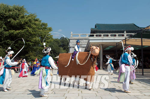 6일 서울 삼청로 국립민속박물관 앞마당에서 추석맞이 한가위 대잔치가 열렸다. 이날 중요무형문화재 제70호 양주 소놀이굿 공연이 펼쳐졌다.(사진=왕진오 기자)