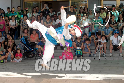 6일 서울 삼청로 국립민속박물관 앞마당에서 추석맞이 한가위 대잔치가 열렸다. 이날 펼쳐진 양주 소놀이굿 공연 중 대원이 점프를 하며 상모를 돌리고 있다.(사진=왕진오 기자)