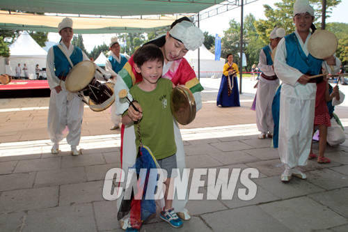 6일 서울 삼청로 국립민속박물관 앞마당에서 추석맞이 한가위 대잔치가 열렸다. 이날 펼쳐진 양주 소놀이굿 공연 중 어린이 관람객이 꽹과리를 쳐보는 체험을 하고 있다.(사진=왕진오 기자)