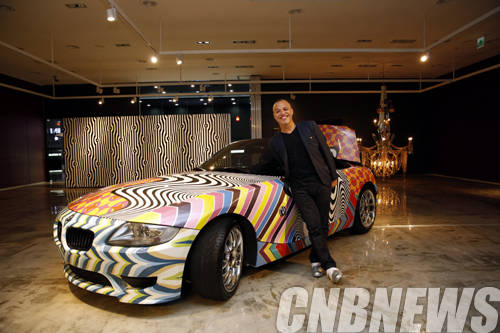 '터널 비전' 작품과 함께한 카를로스 롤론 작가.