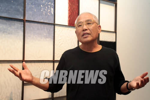 11일 서울 강남구 압구정로 예화랑에서 신상호(67) 작가의 개인전 설명회가 열렸다. 이날 함께한 작가가 자신의 'Surface 'n beyond'작품을 설명하고 있다.(사진=왕진오 기자)