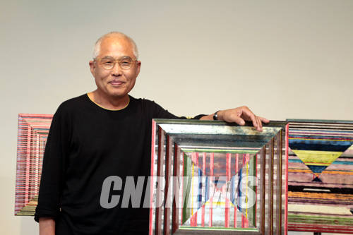 11일 서울 강남구 압구정로 예화랑에서 신상호(67) 작가의 개인전 설명회가 열렸다. 이날 함께한 작가가 자신의 'Surface 'n beyond'작품을 설명하고 있다.(사진=왕진오 기자)