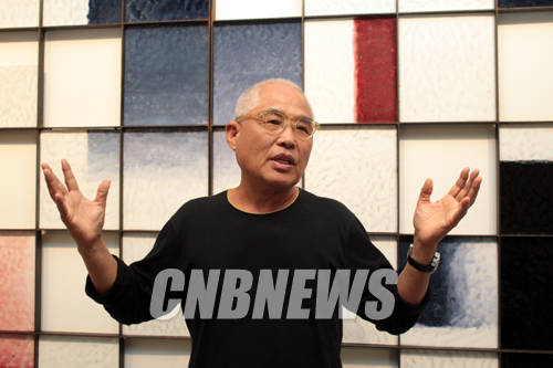 11일 서울 압구정로 예화랑에 설치된 서피스 앤드 비욘드 작품 앞에서 작업을 설명하고 있는 신상호 작가.(사진=왕진오 기자)