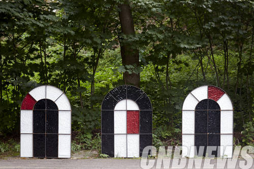 신상호, 'Surface 'n Beyond'. 71x3.5x100cm, Glazed Ceramic, Steel frame, 2014.