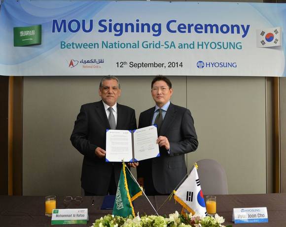 조현준 전략본부장(사장)과 사우디 전력청 모하메드 알 라파 송전 엔지니어링 총괄부사장(사진 왼쪽)이 ‘전력분야 협력 관계 강화를 위한 업무협약(MOU)’을 체결했다(사진 제공: 효성)