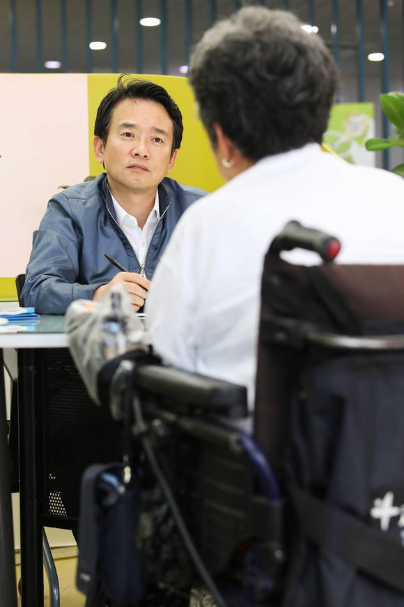 남경필 경기도지사가 12일(금) 오전 경기도청 365 언제나 민원실에서 도민과 민원상담을 하고 있다.(사진=경기도 제공)