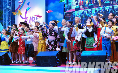 13일 서울 청계광장에서는 불교, 기독교, 천주교, 원불교, 유교, 천도교, 민족종교 등 대한민국 7대 종교가 참여해 각 종교의 문화를 알리고 화합의 장을 마련하기 위한 ‘제18회 대한민국종교문화축제’가 열렸다. 이날 김종덕 문화체육관광부 장관이 7대 종단 대표 및 참석자들과 함께 다문화가정 어린이들로 이루어진 ‘레인보우 합창단’ 어린이들과 희망의 비행기를 날리고 있다.(사진=문화체육관광부)