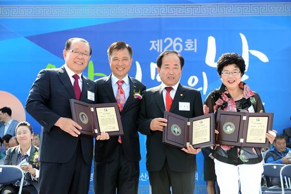 제26회 오산시민의 날 기념식에서 곽상욱 오산시장이 오산시수상자와 함께 기념촬영을 하고 있다.(사진=오산시 제공)