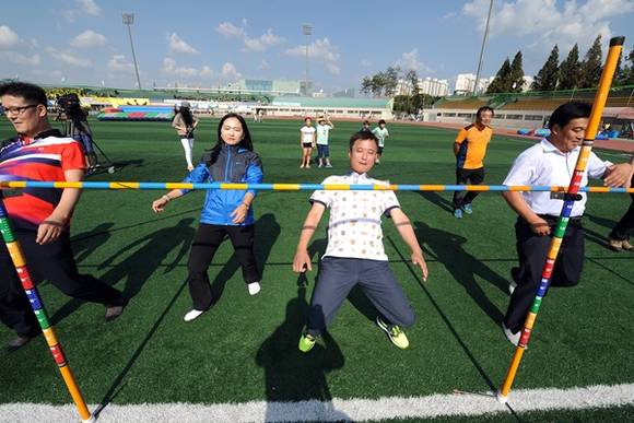 제26회 오산시민의 날 기념 시민과 함께 하는 가을운동에 참여하고 있는 곽상욱 오산시장과 시의원들(사진=오산시 제공)