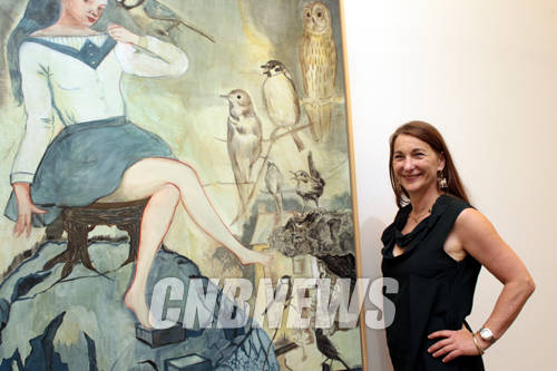 9월 12일부터 10월 18일까지 서울 압구정로 갤러리바톤에서 진행하는 '그린하트'전을 위해 내한한 로사 로이가 자신의 'Alles Vergessen Forgotten Plumb'와 함께 포즈를 취하고 있다.(사진=왕진오 기자)