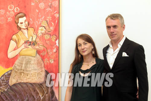 갤러리바톤에 전시된 Grug Salute 작품과 함께한 로사 로이와 네오 라후 .(사진=왕진오 기자)