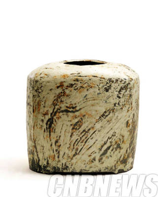 이강효, '분청산수'. 가로85cm×세로46cm×높이 85cm, 청자 태토, 화장토.