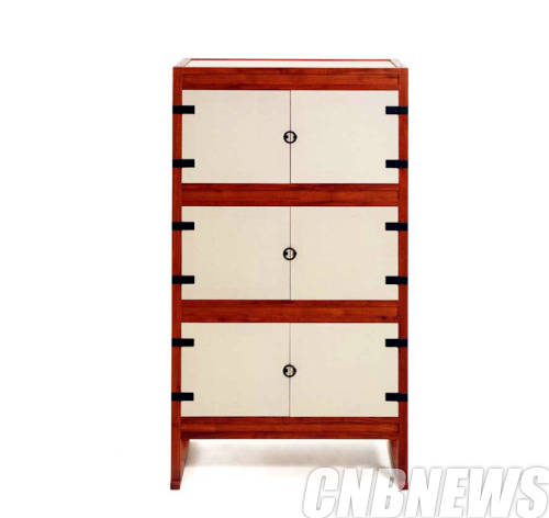 박명배(소목), 한경화(한지배첩+라이팅), '삼층지장', 가로 73cm×세로 47cm× 높이 131cm, 오동나무, 참죽나무, 문경한지.