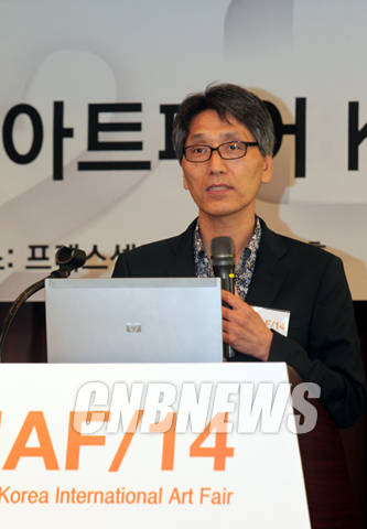 15일 서울 태평로 프레스센터에서 2014 한국국제아트페어(KIAF/14) 기자 설명회가 열렸다. 이날 함께한 서진수 강남대학교 경제학과 교수가 KIAF/14에 마련한 VIP 프로그램의 하나인 '라운드테이블 심포지움:아시아 미술시장의 발전 방향'에 대해 설명을 하고 있다.(사진=왕진오 기자)