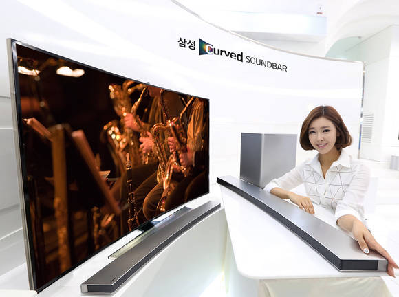 커브드TV와 안성맞춤인 ‘삼성 커브드 사운드바’(사진 제공: 삼성전자)