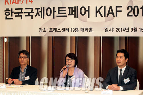 15일 서울 태평로 프레스센터에서 2014 한국국제아트페어(KIAF2014) 기자설명회가 열렸다. 이날 표미선 (사)한국화랑협회 회장이 그림 시장 활성화를 위해 마련한 2014 KIAF에 많은 관심을 갖고 25일부터 29일까지 KIAF가 열리는 코엑스를 찾아달라고 부탁하고 있다.(사진=왕진오 기자)