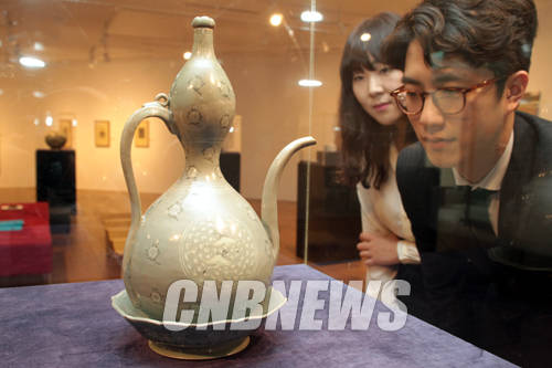 15일 오후 서울 종로구 관훈동 공아트스페이스 옥션하우스에서 (주)마이아트옥션 '제14회 메인경매' 설명회가 열렸다. 이날 공개된 20억 원짜리 보물 1033호 '청자삼감국화문주자·승반'을 관계자가 바라보고 있다.(사진=왕진오 기자)