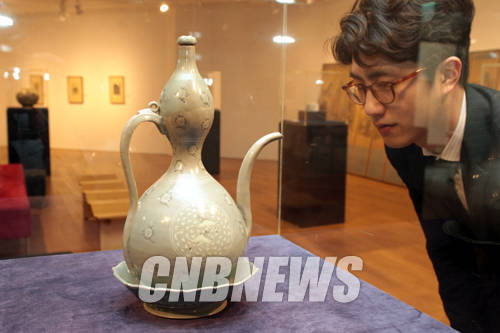 15일 오후 서울 종로구 관훈동 마이아트옥션 옥션하우스에서 공개된 20억 원대 '청자상감국화문주자·승반'을 관계자가 바라보고 있다.(사진=왕진오 기자)