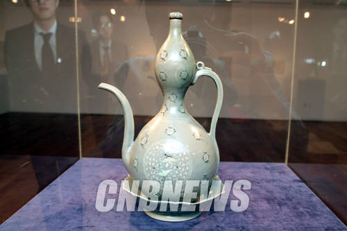 제14회 마이아트옥션에 출품된 보물 1033호 '청자상감국화문주자·승반'.(사진=왕진오 기자)