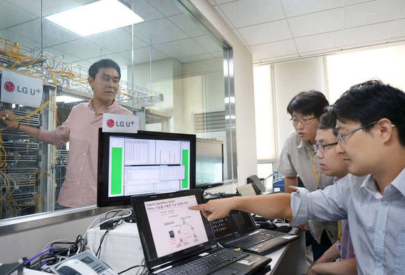 LG유플러스와 유비쿼스가 개방형 제어 기술 ‘SDN/OF’를 국내 최초로 상용장비에 적용했다(사진 제공: LG유플러스)