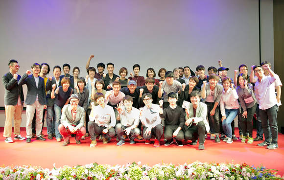 이준익·류승완·봉만대 감독, 가수 나르샤·호란, 배우 이선호, 개그우먼 안영미, 성우 배한성 등 영화제에 참석한 영화감독과 스타 및 수상자들이 기념 촬영을 하고 있다(사진 제공: KT)