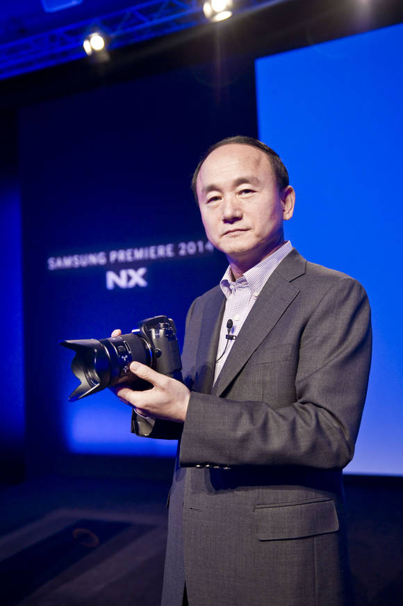 삼성전자 이미징사업팀장 한명섭 부사장이 최고 사양의 렌즈 교환형 미러리스 카메라 NX1을 소개하고 있다(사진 제공: 삼성전자)