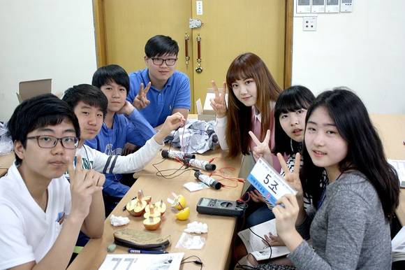 지난 2기 기술아카데미 미래공학교실 참가자들이 과일 전지 실험을 하는 모습. (사진제공=부산대)