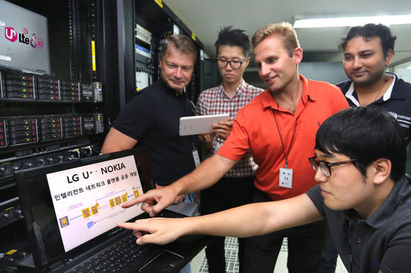 LG유플러스와 노키아 엔지니어들이 서울 LG유플러스 독산사옥에서 인텔리전트 네트워크 플랫폼을 시연하고 있는 모습(사진 제공: LG유플러스)