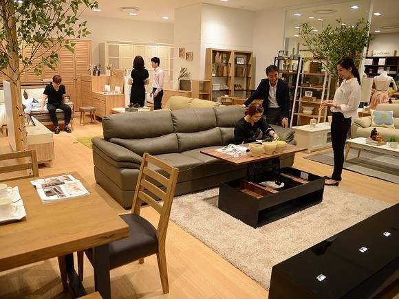 롯데백화점 광복점 9층 가구매장에 오픈한 리바트 스타일샵 매장에서 식탁, 쇼파, 침대, 거실장 등 테마로 구성된 가구를 고객들이 살펴보고 있는 모습. (사진제공=롯데백화점)