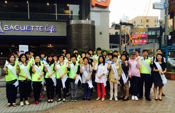 지난 16일 부산 서면에서 열린 ‘빈병에 아무것도 넣지 마세요’ 캠페인에 참가한 좋은데이 봉사단원들이 기념촬영을 하고 있다. (사진제공=무학)