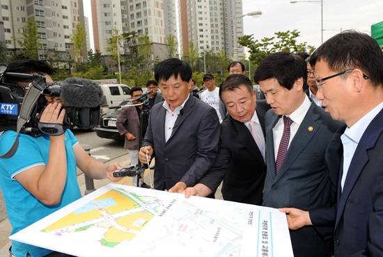 (오른쪽부터) 유영록 김포시장과 이성보 국민권익위원회 위원장이 한강신도시 위험한 통학로 민원을 해결하기 위해 현장점검하고 있다.