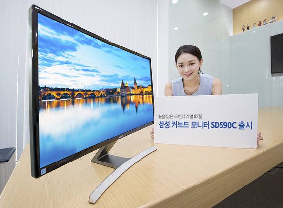 삼성전자 디지털프라자 강남본점에 전시된 커브드 모니터 SD590C(사진 제공: 삼성전자)