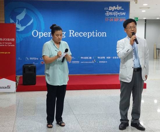 최성 고양시장이 리셉션장에서 통역을 통해 국내외 영화인들에게 축사를 하고 있다