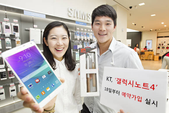 KT 모델들이 갤럭시 노트4와 사은품 셀카봉을 들고 있다(사진 제공: KT)