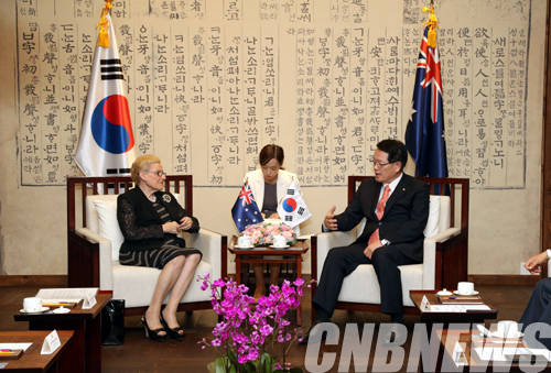 정의화 국회의장이 9월 18일 오전 10시 30분 의장접견실에서 브론윈 비숍(Bronwyn BISHOP) 호주 하원의장과 회담을 갖고, 양국간 협력 관계 증진 방안에 대해 폭넓은 의견을 나눴다.(사진=국회)